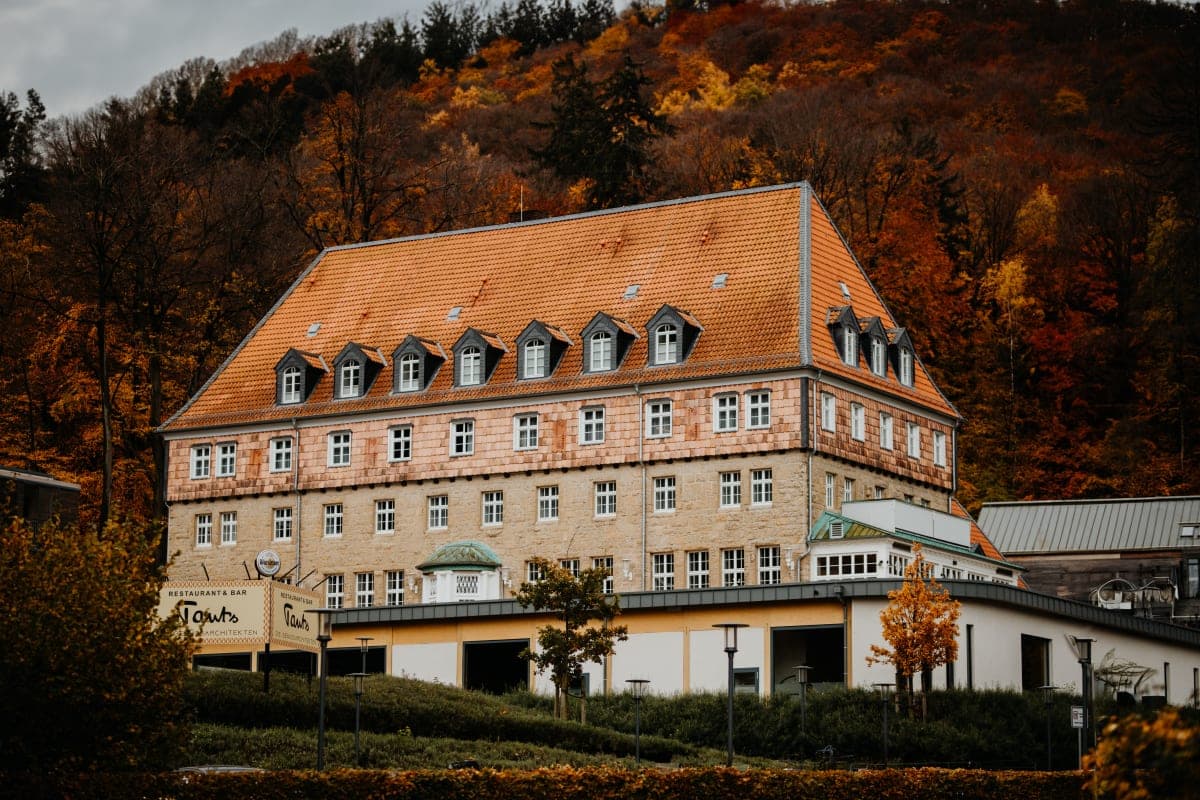 Außenansicht des Sonnenresort Ettershaus im Naturpark Harz