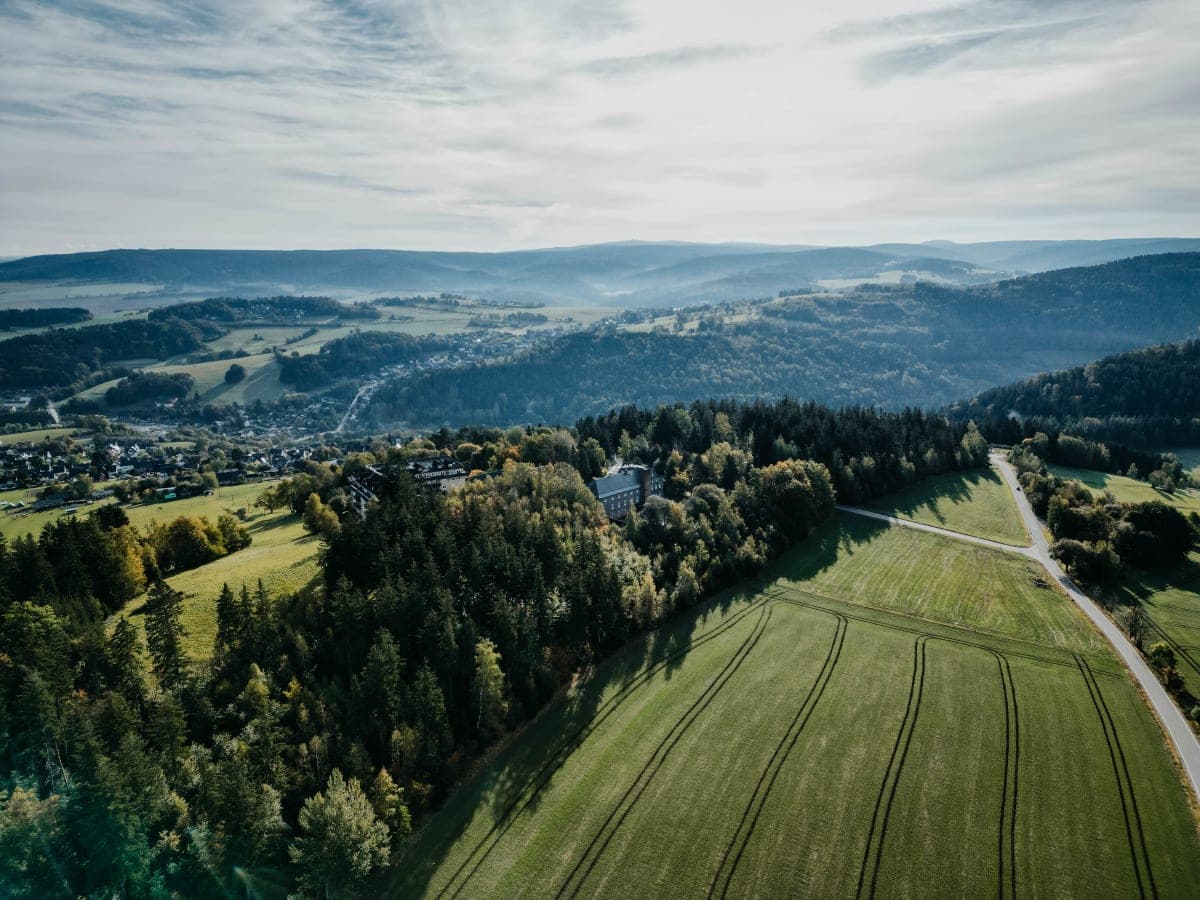 Luftaufnahme des Sonnenhotels Hoher Hahn in der Erzgebirgslandschaft