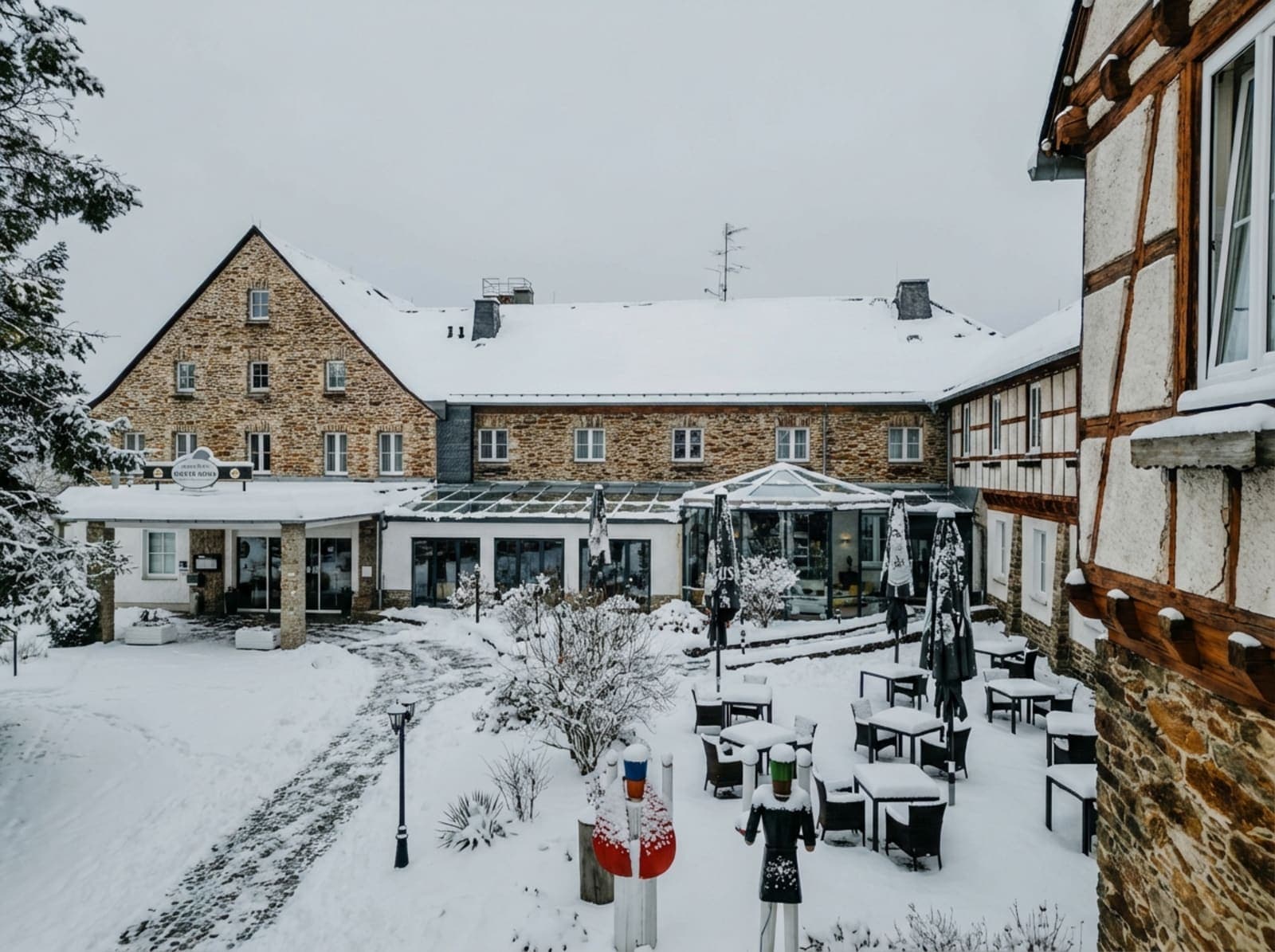 Weihnacht im Erzgebirge: Räuchermänner, Schwibbögen & Pyramiden