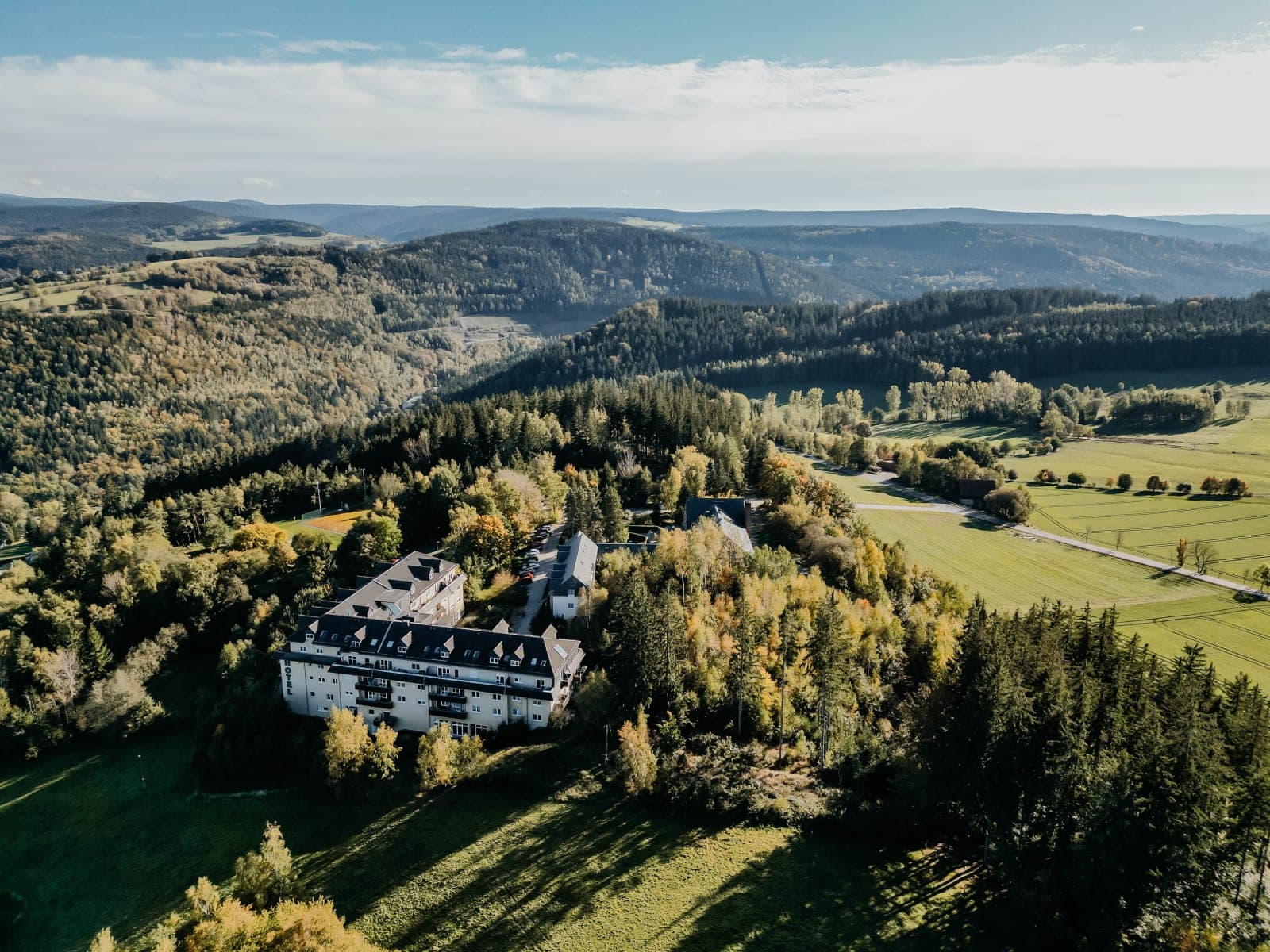 Das Erzgebirge im Herbst: goldene Wälder und klare Luft