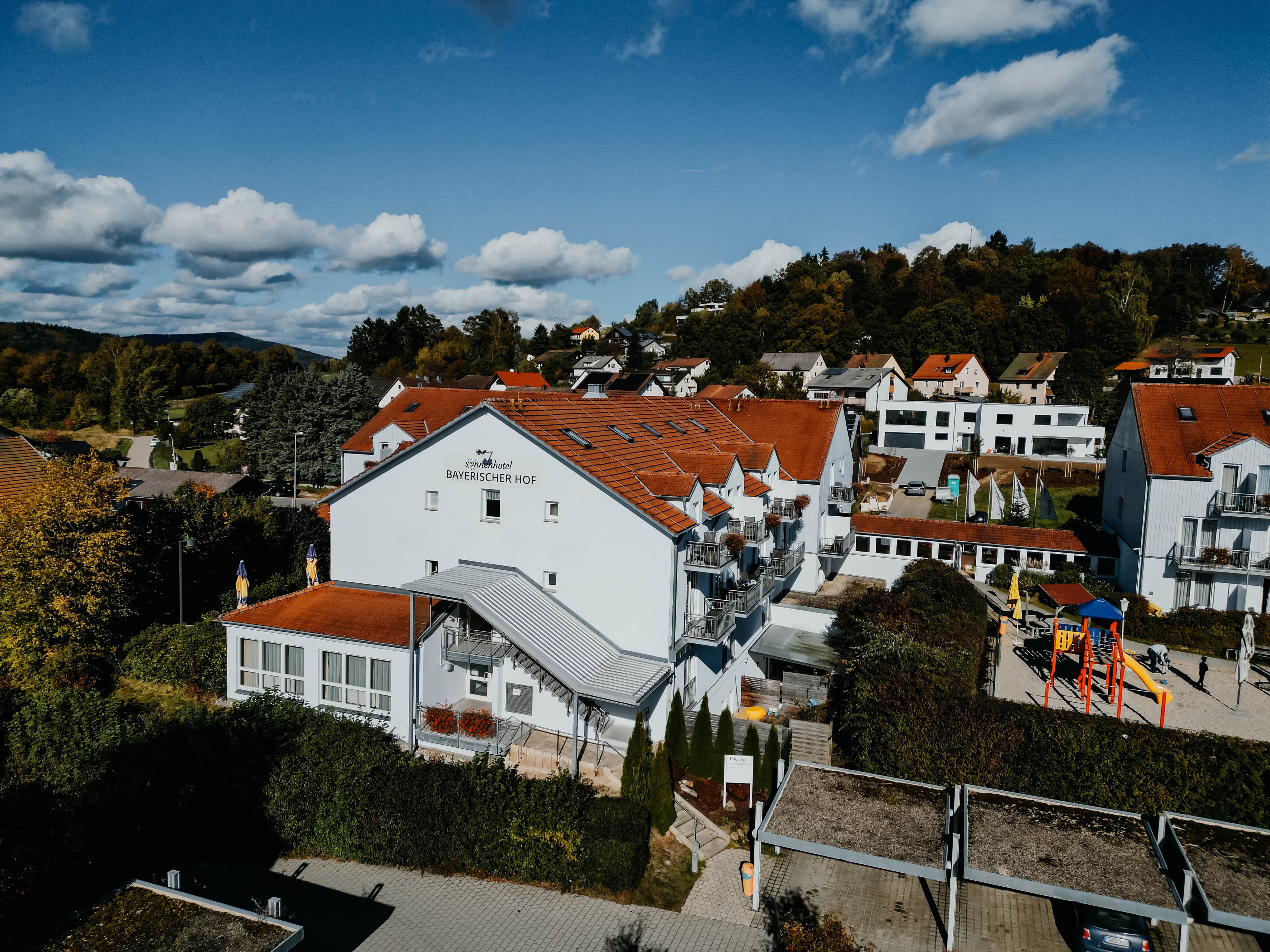 Sonnenhotel Bayerischer Hof — Luftaufnahme im Sommer